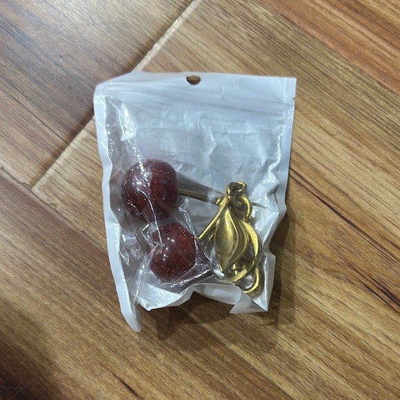 Cherry Charm Key Chain Key Card Wallet Holder Gold Tone & Sparkle Vibrant Red - Picture 2 of 6